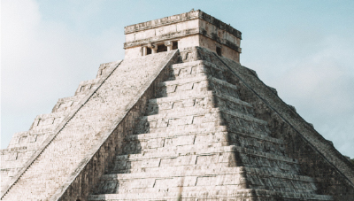 独特な台形のボトルはメキシコ各地にあるマヤの石造ピラミッドを讃え、イメージしたデザインです。